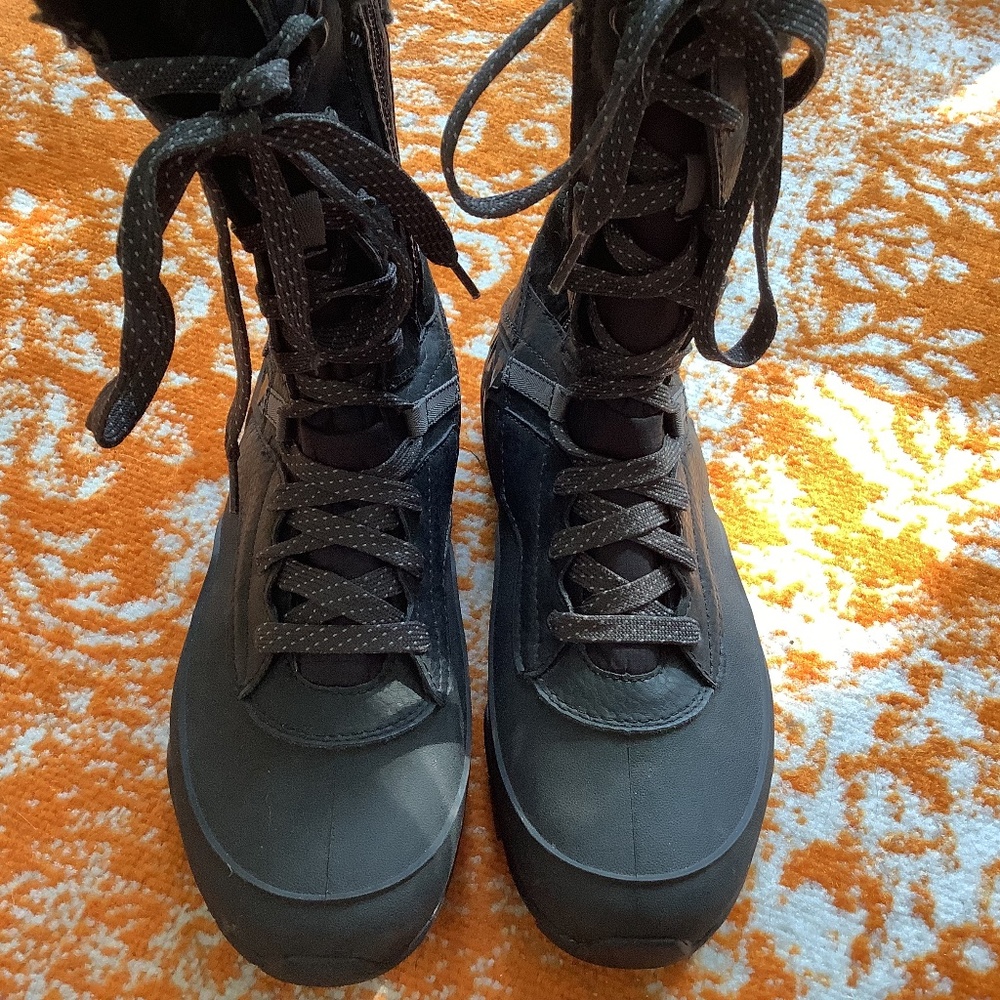 Merrell Warm Winter Boots Black Vibram Soles Side Zip Women’s Size 9.5, Like New